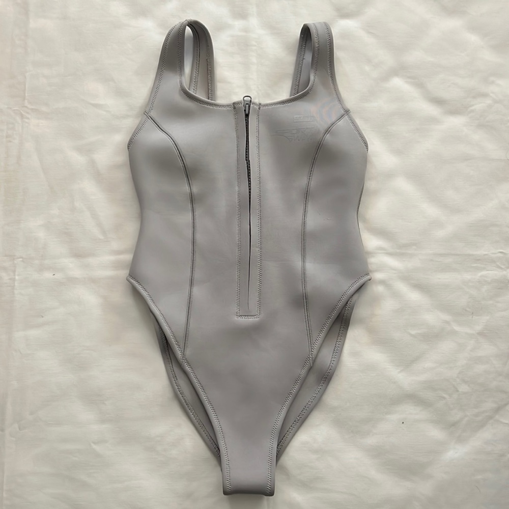 SKIMS SPORT SWIM SCOOP NECK ONE PIECE